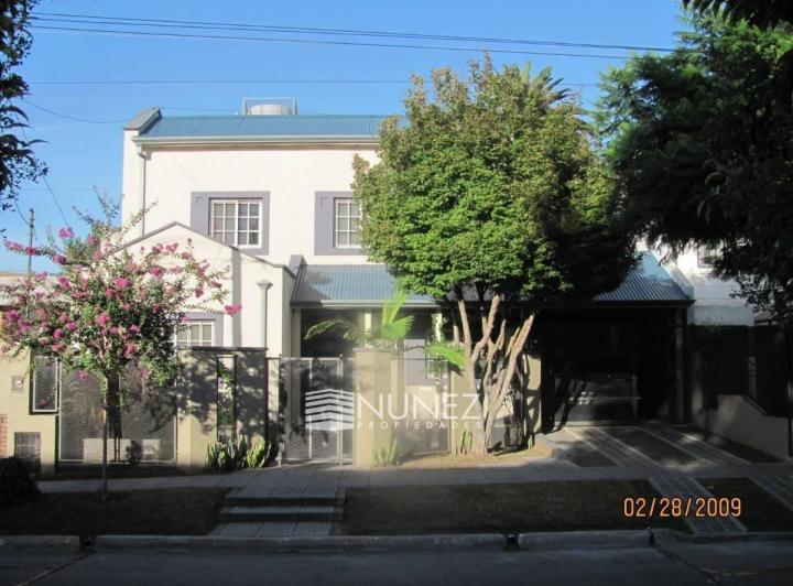 Casa · 210m² · 5 Ambientes · 1 Cochera