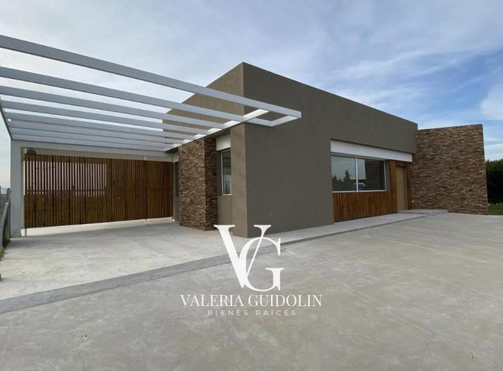 Casa · 1100m² · 4 Ambientes · 6 Cocheras