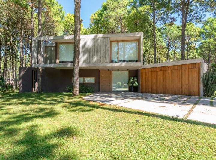 Casa · 238m² · 4 Ambientes · 2 Cocheras