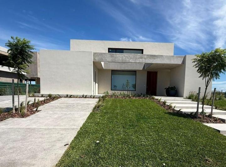 Casa · 336m² · 6 Ambientes · 5 Cocheras