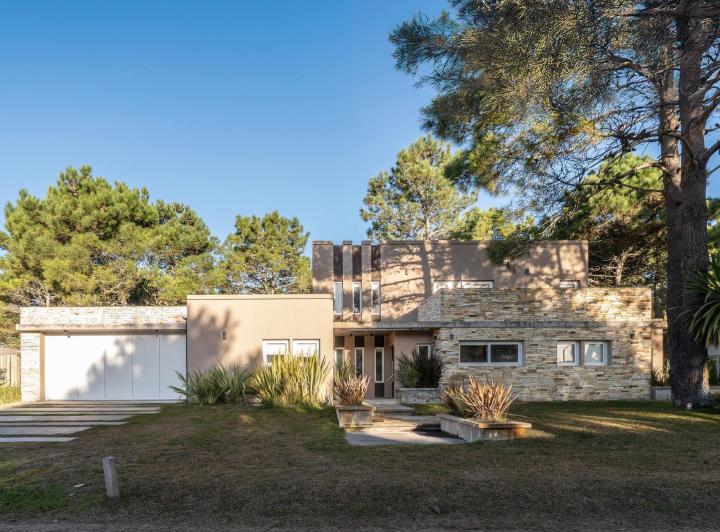 Casa · 296m² · 6 Ambientes · 1 Cochera