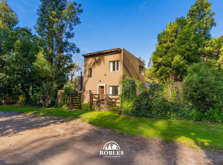 Casa · 210m² · 9 Ambientes