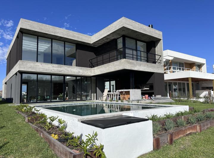 Casa · 285m² · 4 Dormitorios · 1 Cochera