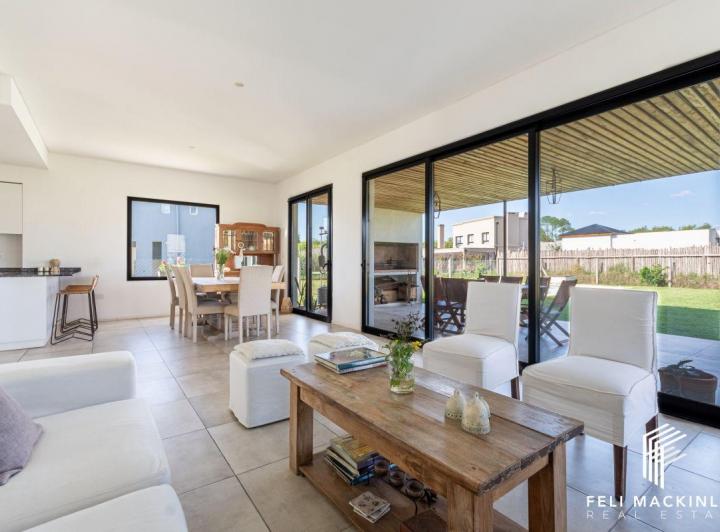 Casa · 208m² · 5 Ambientes · 2 Cocheras
