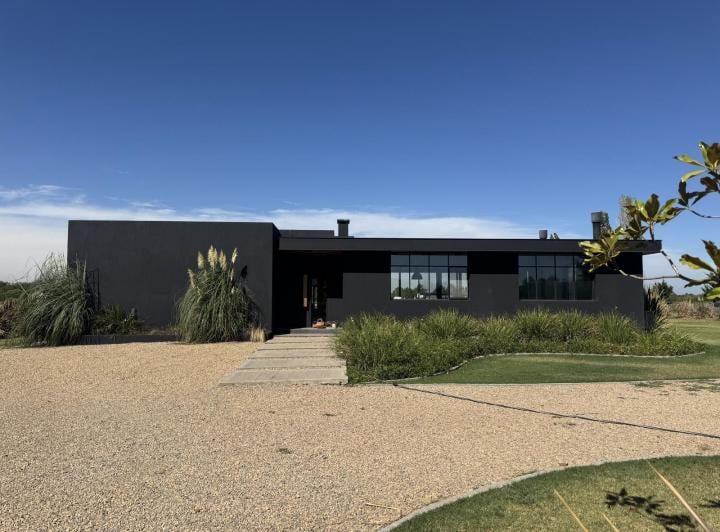 Casa · 390m² · 6 Ambientes · 2 Cocheras