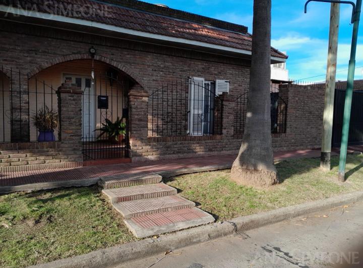 Casa · 160m² · 6 Ambientes · 3 Cocheras