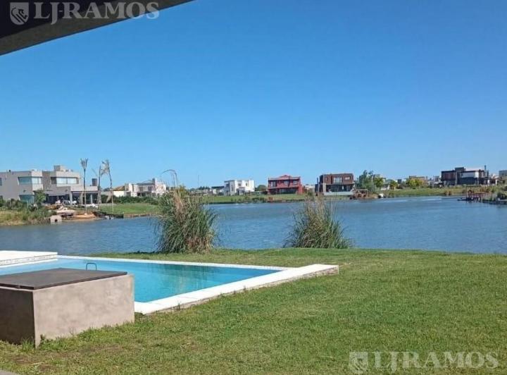 Casa · 230m² · 5 Ambientes · 2 Cocheras