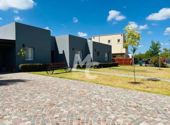 Casa · 145m² · 5 Ambientes · 2 Cocheras