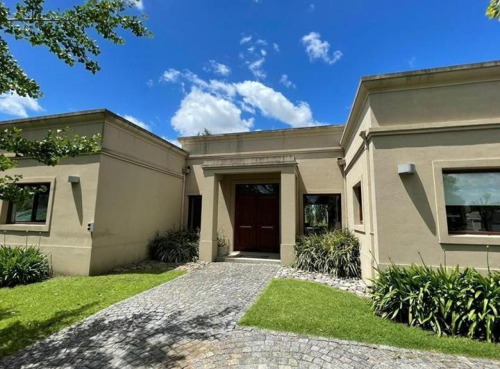 Casa · 270m² · 4 Ambientes · 1 Cochera