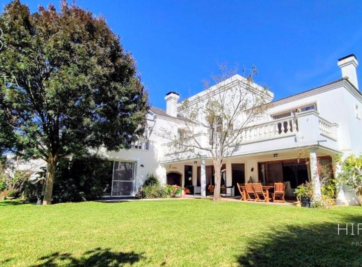 Casa · 308m² · 9 Ambientes · 2 Cocheras