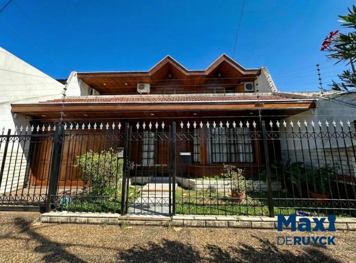 Casa · 300m² · 5 Ambientes · 2 Cocheras