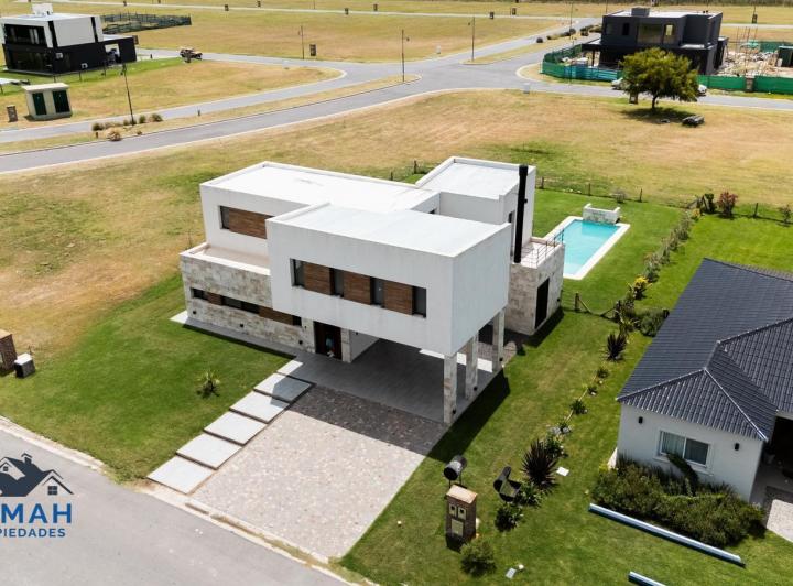 Casa · 233m² · 5 Ambientes · 2 Cocheras