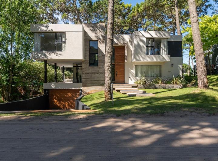Casa · 240m² · 5 Ambientes · 2 Cocheras