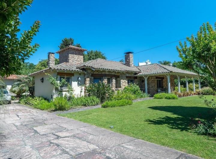 Casa · 340m² · 7 Ambientes · 9 Cocheras