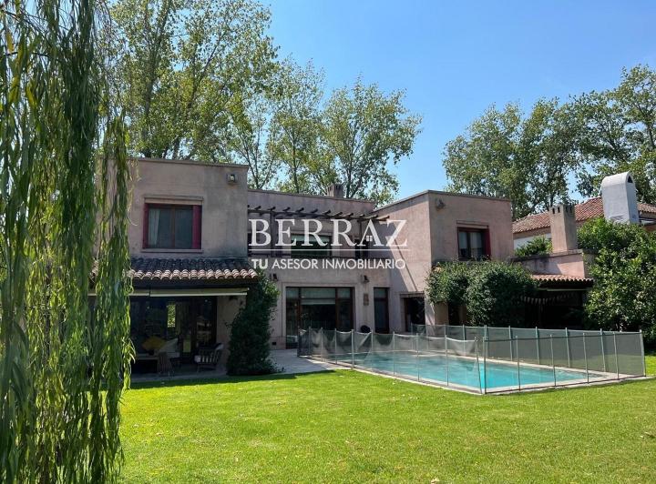 Casa · 335m² · 8 Ambientes · 2 Cocheras