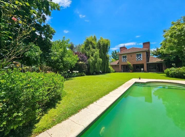 Casa · 180m² · 3 Ambientes · 2 Cocheras