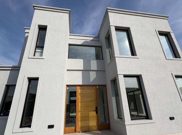 Casa · 250m² · 4 Ambientes · 2 Cocheras