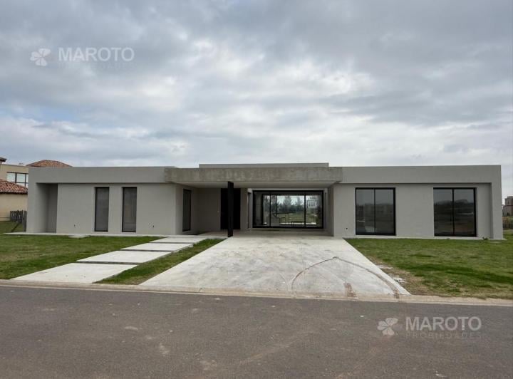 Casa · 259m² · 5 Ambientes · 2 Cocheras