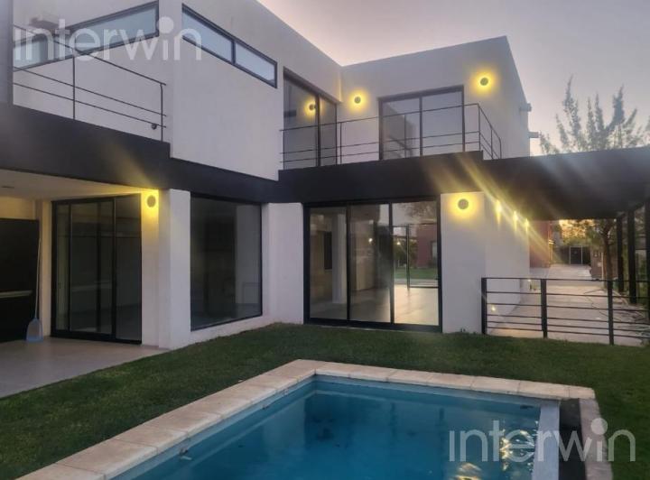 Casa · 238m² · 5 Ambientes · 2 Cocheras