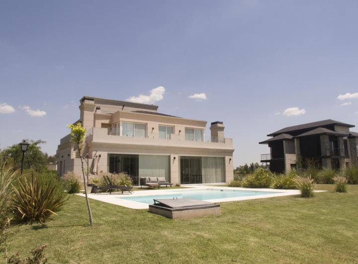 Casa · 330m² · 5 Ambientes · 2 Cocheras