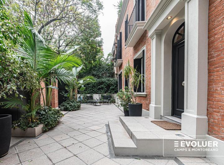 Casa · 363m² · 7 Ambientes · 2 Cocheras