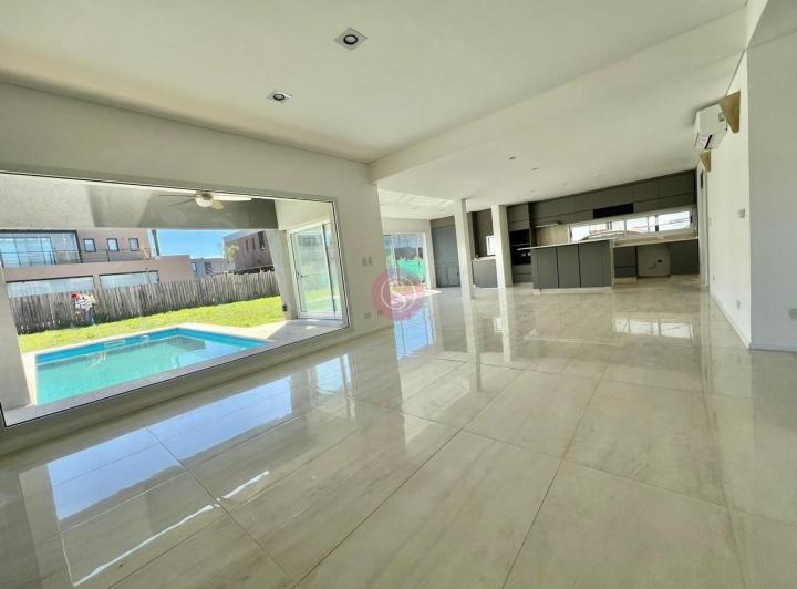 Casa · 240m² · 5 Ambientes · 1 Cochera