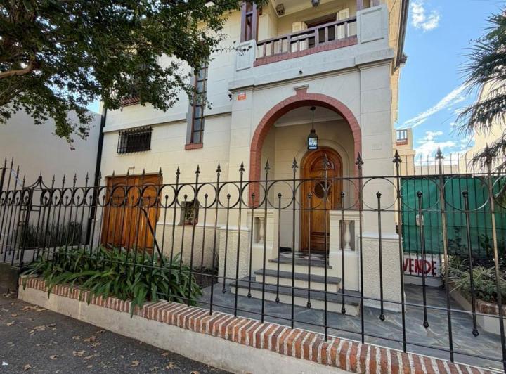 Casa · 220m² · 5 Ambientes · 1 Cochera