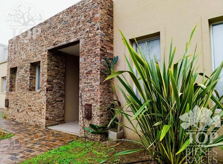 Casa · 170m² · 6 Ambientes · 1 Cochera