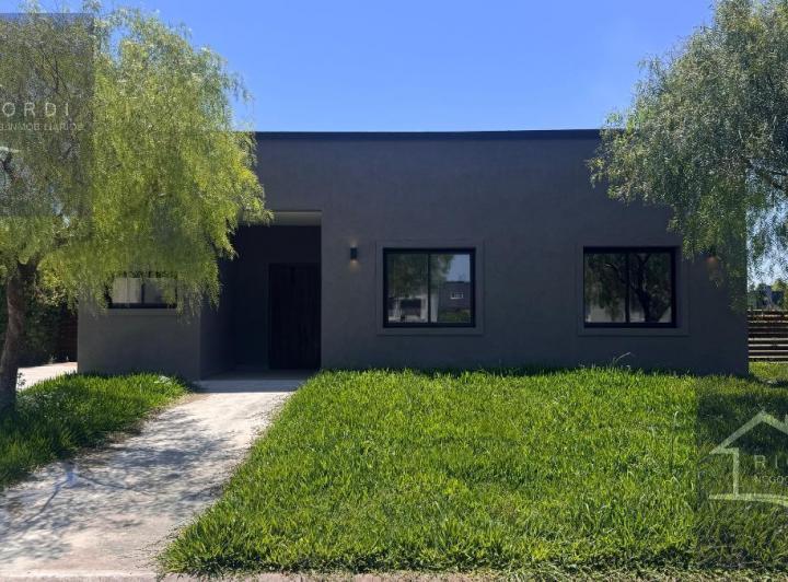 Casa · 153m² · 4 Ambientes · 3 Cocheras