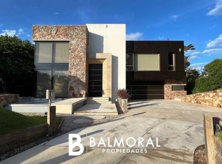 Casa · 310m² · 3 Ambientes · 2 Cocheras