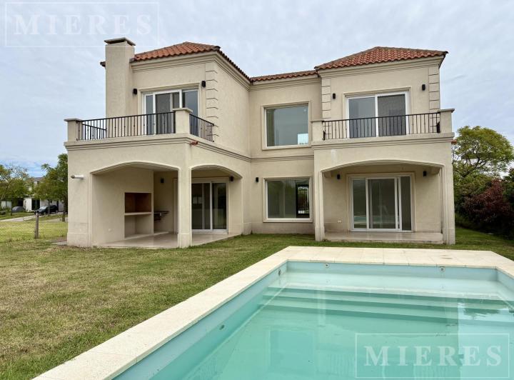 Casa · 215m² · 4 Ambientes · 4 Cocheras