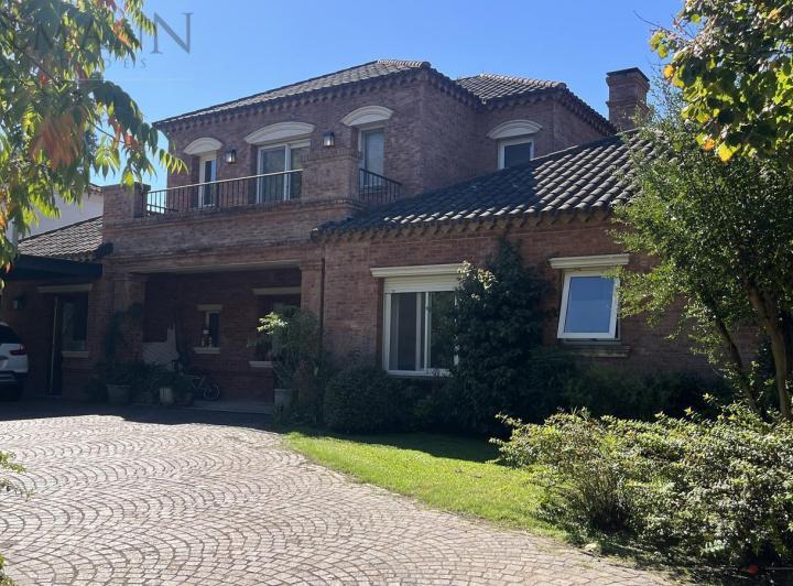 Casa · 327m² · 9 Ambientes · 2 Cocheras