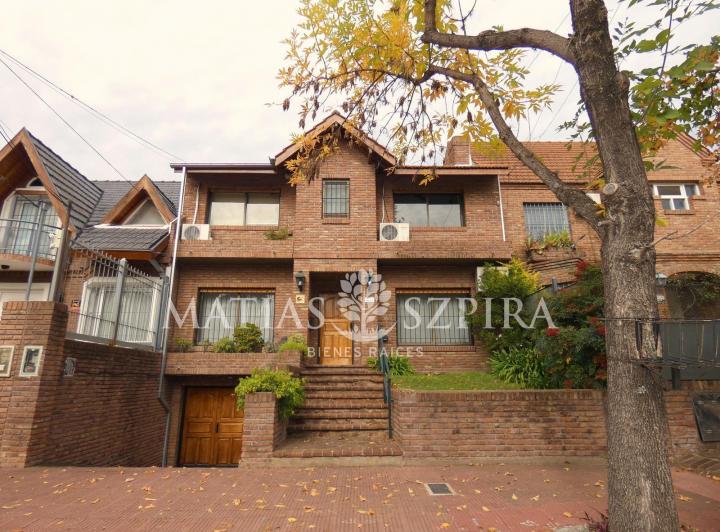 Casa · 231m² · 5 Ambientes · 2 Cocheras