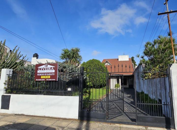 Casa · 130m² · 4 Ambientes · 3 Cocheras