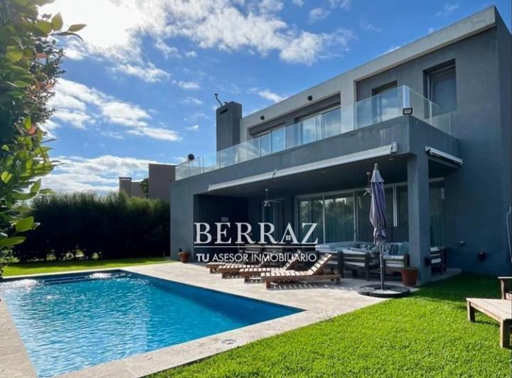 Casa · 286m² · 8 Ambientes · 1 Cochera