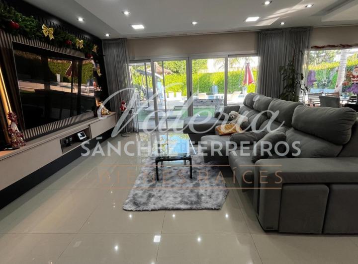 Casa · 300m² · 5 Ambientes · 2 Cocheras