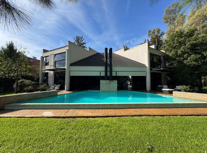 Casa · 300m² · 6 Ambientes · 6 Cocheras