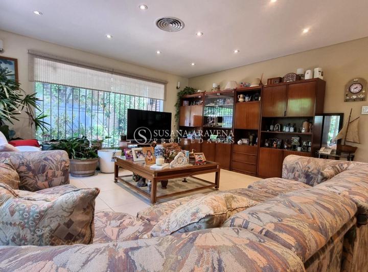 Casa · 490m² · 8 Ambientes · 2 Cocheras