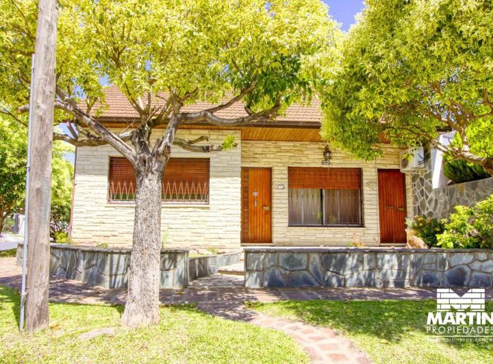 Casa · 140m² · 5 Ambientes · 2 Cocheras