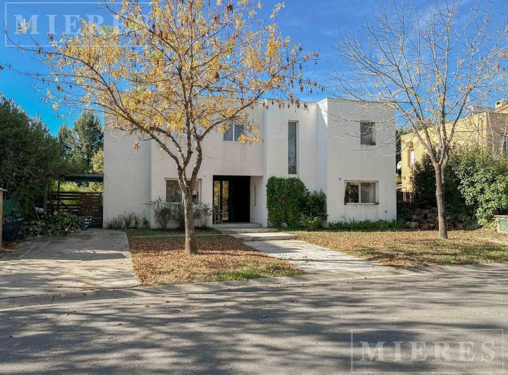 Casa · 231m² · 7 Ambientes · 2 Cocheras
