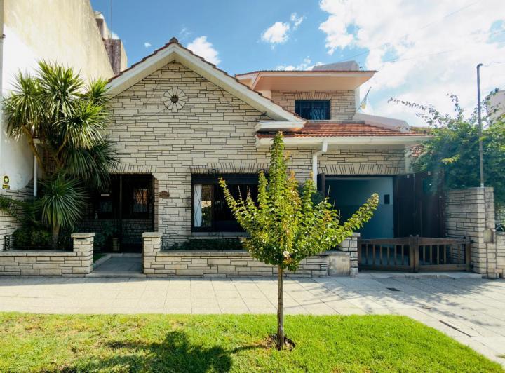 Casa · 250m² · 5 Ambientes · 1 Cochera