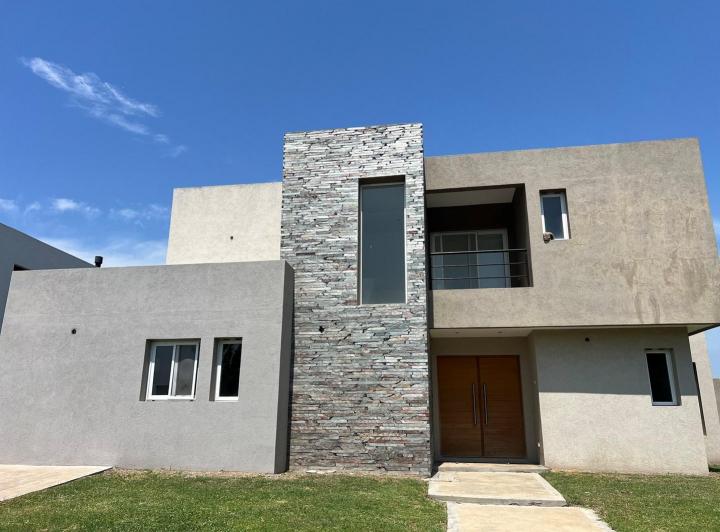 Casa · 205m² · 5 Ambientes · 1 Cochera