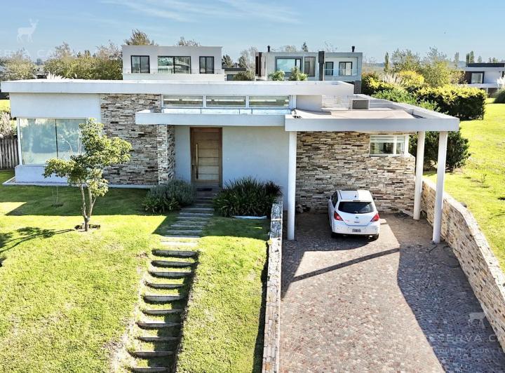 Casa · 210m² · 4 Ambientes · 2 Cocheras