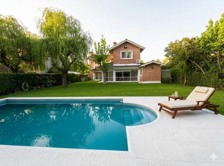 Casa · 232m² · 7 Ambientes · 4 Cocheras