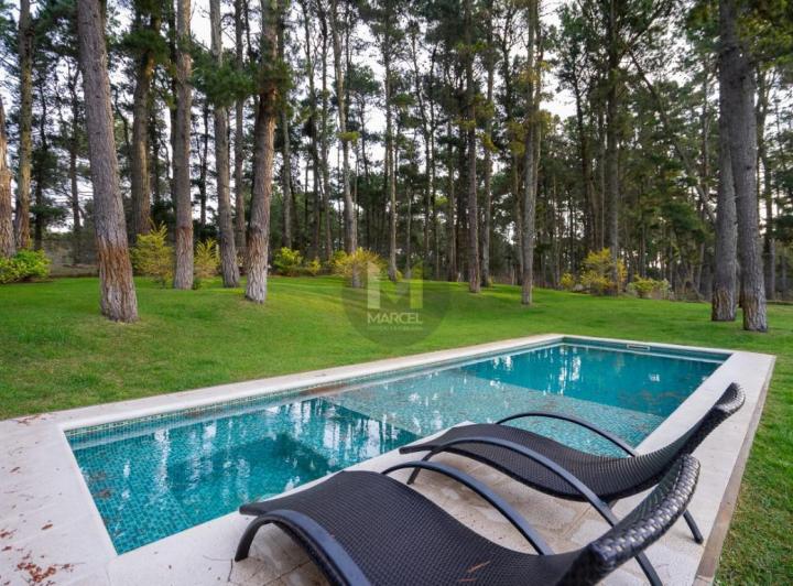 Casa · 362m² · 6 Ambientes · 1 Cochera
