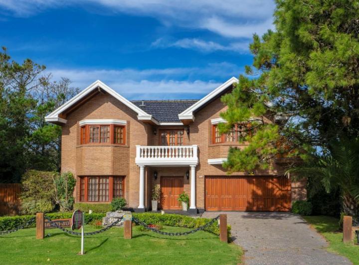 Casa · 400m² · 7 Ambientes · 2 Cocheras