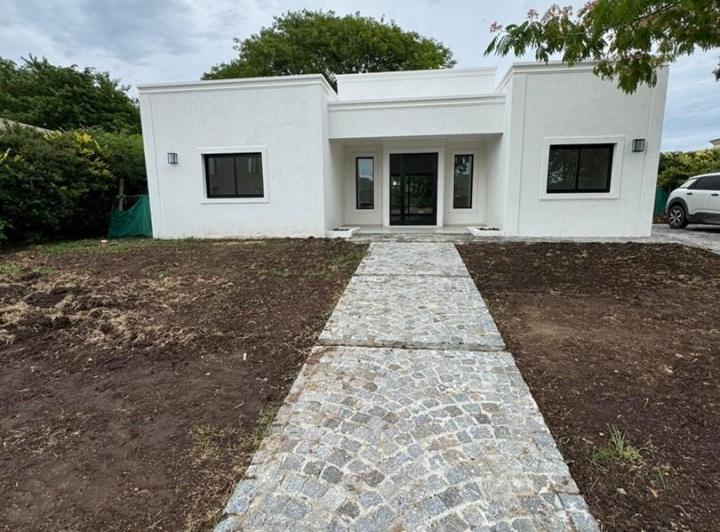Casa · 180m² · 4 Ambientes · 7 Cocheras