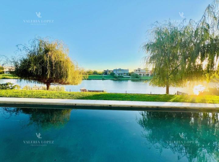 Casa · 314m² · 6 Ambientes · 4 Cocheras