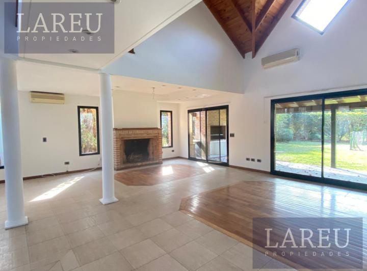 Casa · 240m² · 6 Ambientes · 1 Cochera