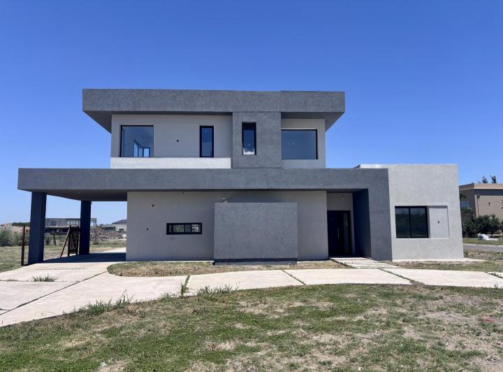 Casa · 147m² · 4 Ambientes · 2 Cocheras